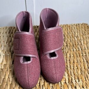 Foam treads Cozy Pink Slippers size 8.5‎